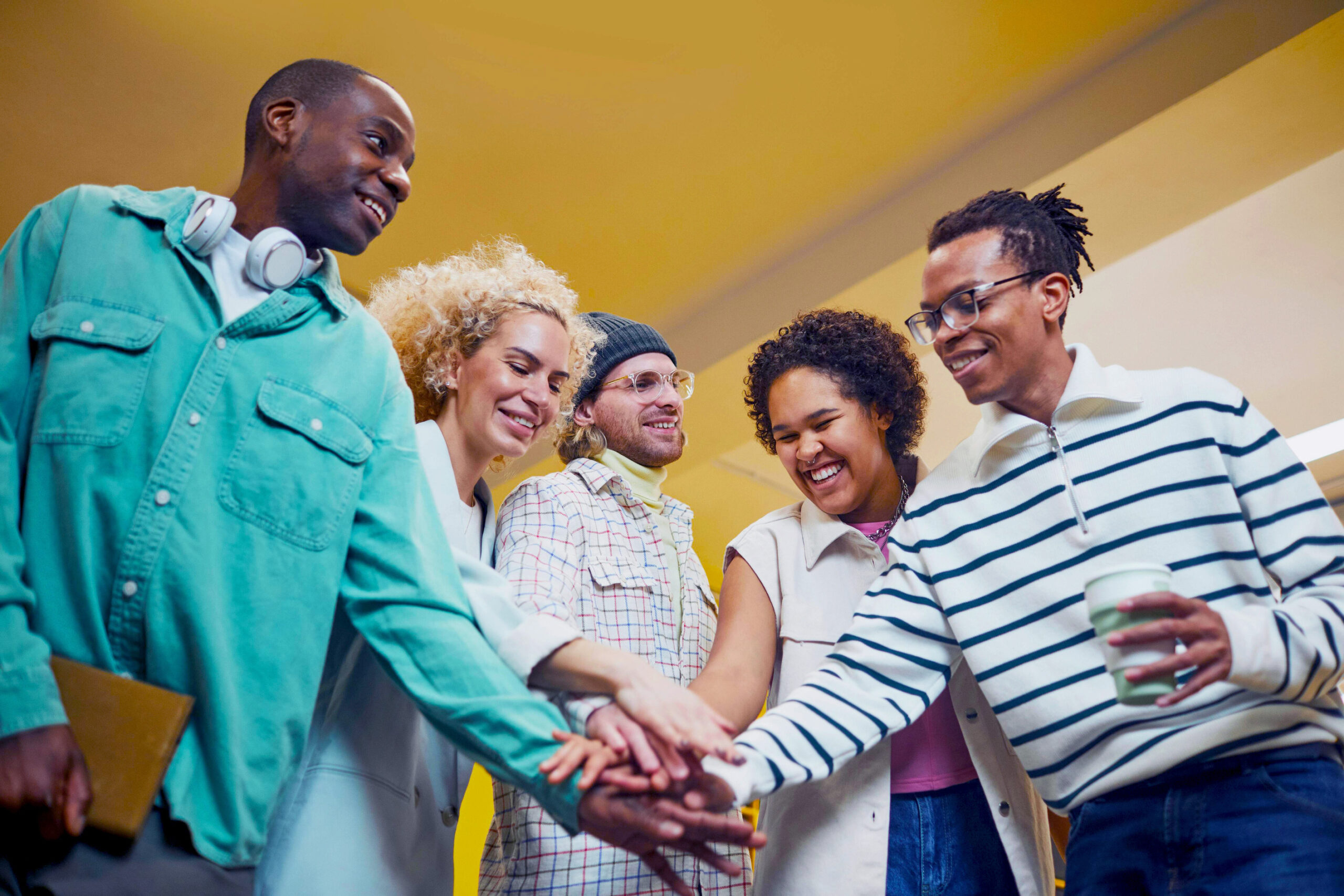Quatre personnes souriantes, bras dessus dessous, lors d’un moment de convivialité et de remerciement pour les bénévoles à l’occasion de l’événement « Les Mercis du Bénévolat 2026